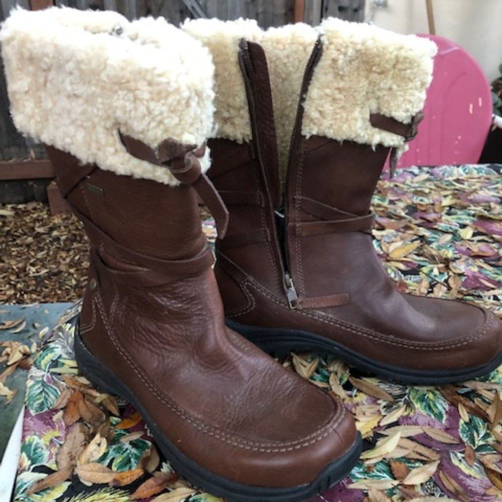 UGG Australia 5571 Women’s Summit Brown Sheepskin Lined Leather Boots Size 8